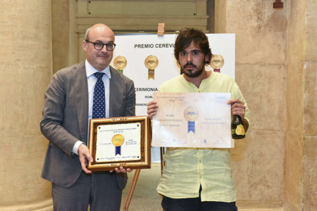 Gianmarco Diorio di Birra del Borgo ritira da Michele Cason di Assobirra il Premio Cerevisia Alta Fermentazione per la seconda classificata ReAle Extra