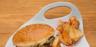 Unilever Food Solutions Crispy NoChicken Burger con salsa Vegan al peanut butter