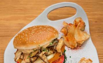 Unilever Food Solutions Crispy NoChicken Burger con salsa Vegan al peanut butter